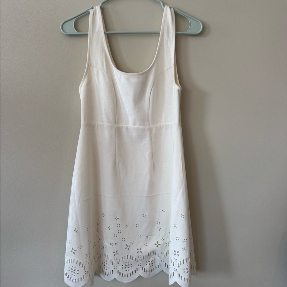 Elegant White Sleeveless Dress